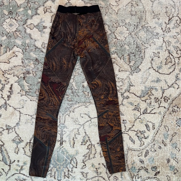 Limited Edition Lululemon Women’s Leggings, Brown Marbled Print, size 2 - Picture 4 of 5